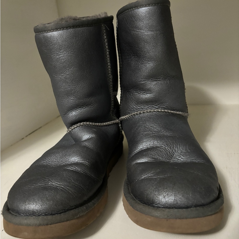 UGG Silver Metallic Classic Short II Sheepskin Lined Boots Sz 8 - Picture 5 of 5